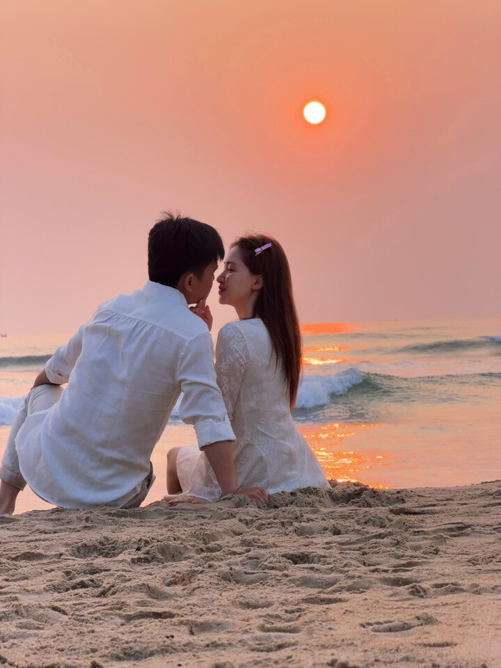 Khoảnh khắc ngọt ngào của cặp đôi khiến dân mạng ''tan chảy''.