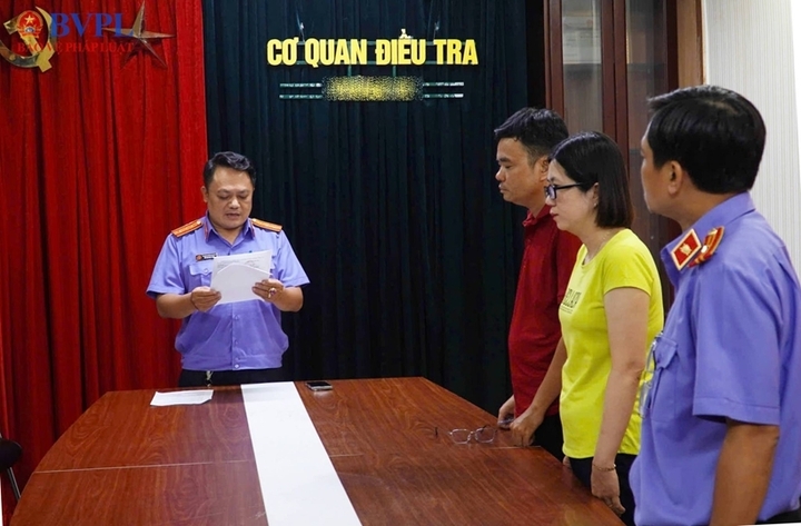 Cơ quan điều tra VKSND tối cao tống đạt các Quyết định tố tụng đối với 2 bị can.