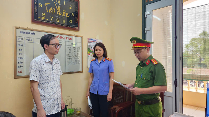 Cơ quan công an đọc quyết định khởi tố bị can Phạm Thành Nam. (Ảnh: CACC)