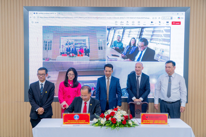 Ông Hoàng Việt Trung, Giám đốc Trung tâm Bảo tồn Di tích Cố đô Huế ký kết Thỏa thuận hợp tác khoa học và văn hóa với Bảo tàng Quai Branly - Jacques Chirac (Pháp) theo hình thức trực tuyến.