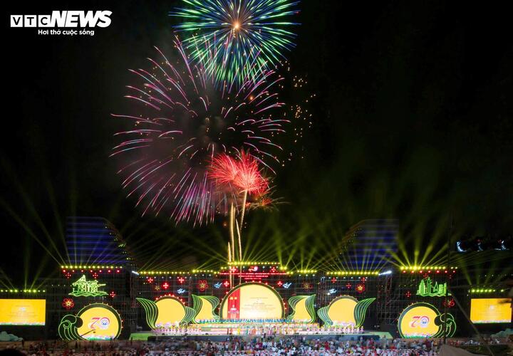 Điểm nhấn của đêm khai mạc là màn bắn pháo hoa nghệ thuật diễn ra từ 21h20‘ - 21h32‘ ngày 8/5, tại khu vực Quảng trường phía trước Trung tâm Chính trị - Hành chính tại Khu đô thị mới Bắc sông Cấm.