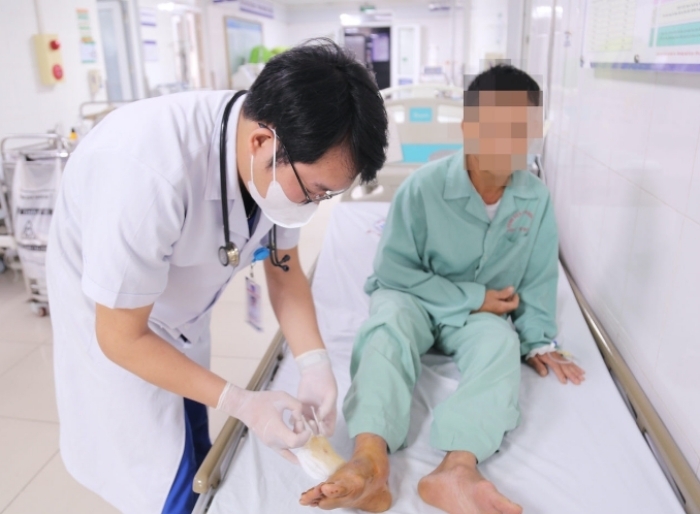 Bệnh nhân N. được kiểm tra sức khỏe. (Ảnh: BVCC)