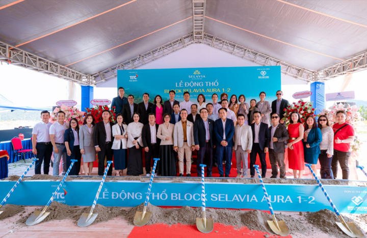 Đại diện chủ đầu tư, đơn vị thi công và các đối tác chụp hình lưu niệm tại lễ động thổ Block Selavia Aura 1-2. (Ảnh: TTC Phú Quốc)