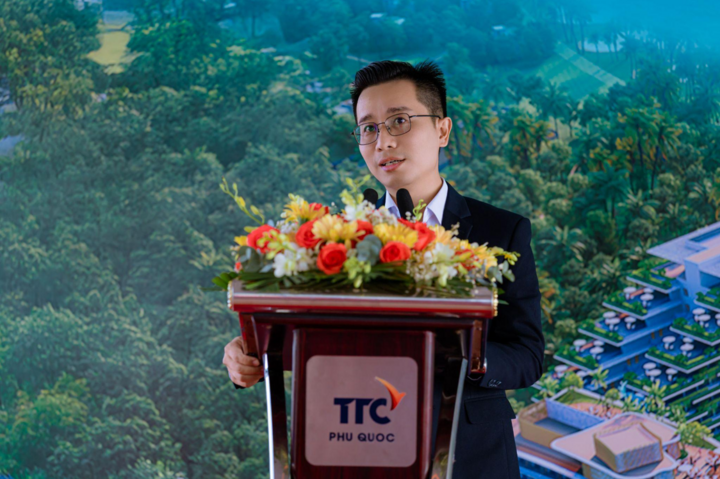 Ông Nguyễn Văn Phụ, Phó Giám đốc điều hành Công ty Mai Lam, đại diện nhà thầu chia sẻ tại lễ động thổ Block Selavia Aura 1-2. (Ảnh: TTC Phú Quốc)