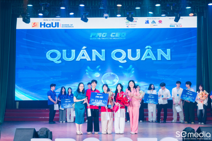 PGS.TS. Nguyễn Thị Hồng Nga, Hiệu trưởng Trường Kinh tế, HaUI và TS. Trương Thanh Hằng - Phó Hiệu trưởng Trường Kinh tế, HaUI trao giải Quán quân cho đội MENTIONME - Đội thi đã chinh phục Ban giám khảo bằng giải pháp quản trị đột phá và bản lĩnh sân khấu vững vàng.