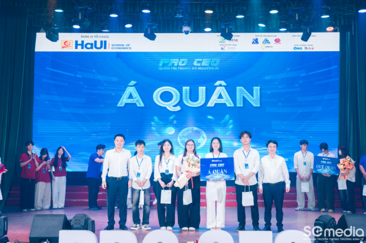 PGS.TS. Vũ Đình Khoa - Phó Hiệu trưởng Trường Kinh tế, HaUI và TS. Đỗ Hải Hưng - Trưởng Khoa Quản Trị, Trường Kinh tế, HaUI trao giải Á quân cho đội GM, đội đã gây ấn tượng mạnh mẽ với tư duy logic và sự nhạy bén trong xử lý tình huống.