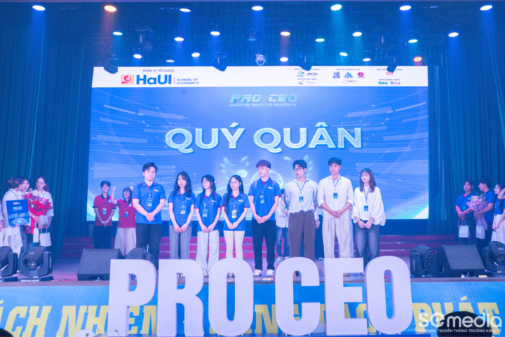 Ban tổ chức trao giải Quý quân cho LEARN2EARN và VELOURA - Hai đội thi đầy tiềm năng với những kế hoạch kinh doanh sáng tạo.