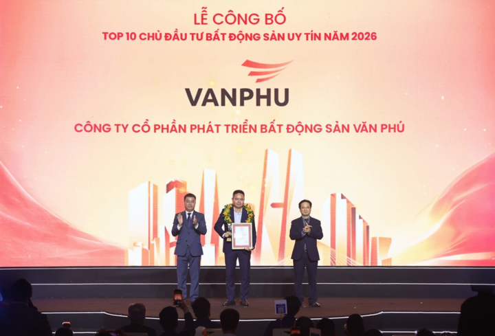 Đại diện Văn Phú nhận cúp và chứng nhận Top 10 Chủ đầu tư bất động sản uy tín 2026.