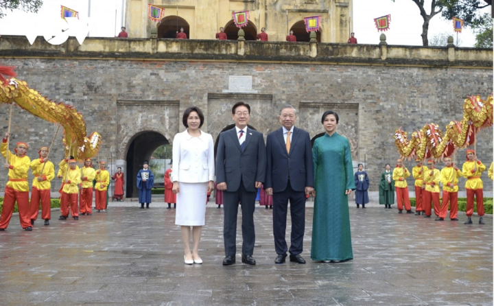 Tổng Bí thư, Chủ tịch nước Tô Lâm cùng Phu nhân và Tổng thống Hàn Quốc Lee Jae Myung cùng Phu nhân chụp ảnh lưu niệm tại Hoàng Thành Thăng Long.