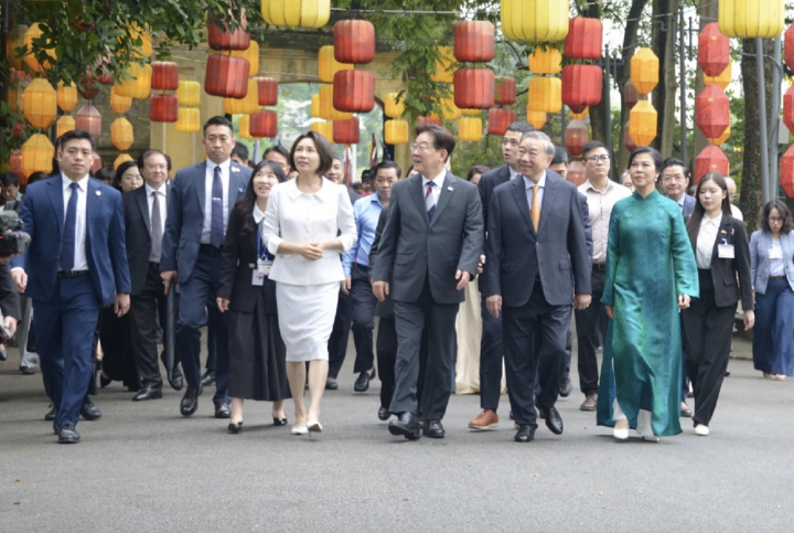 Tổng Bí thư, Chủ tịch nước Tô Lâm cùng Phu nhân và Tổng thống Hàn Quốc Lee Jae Myung cùng Phu nhân tới dự Chương trình hữu nghị đặc biệt tại Hoàng thành Thăng Long