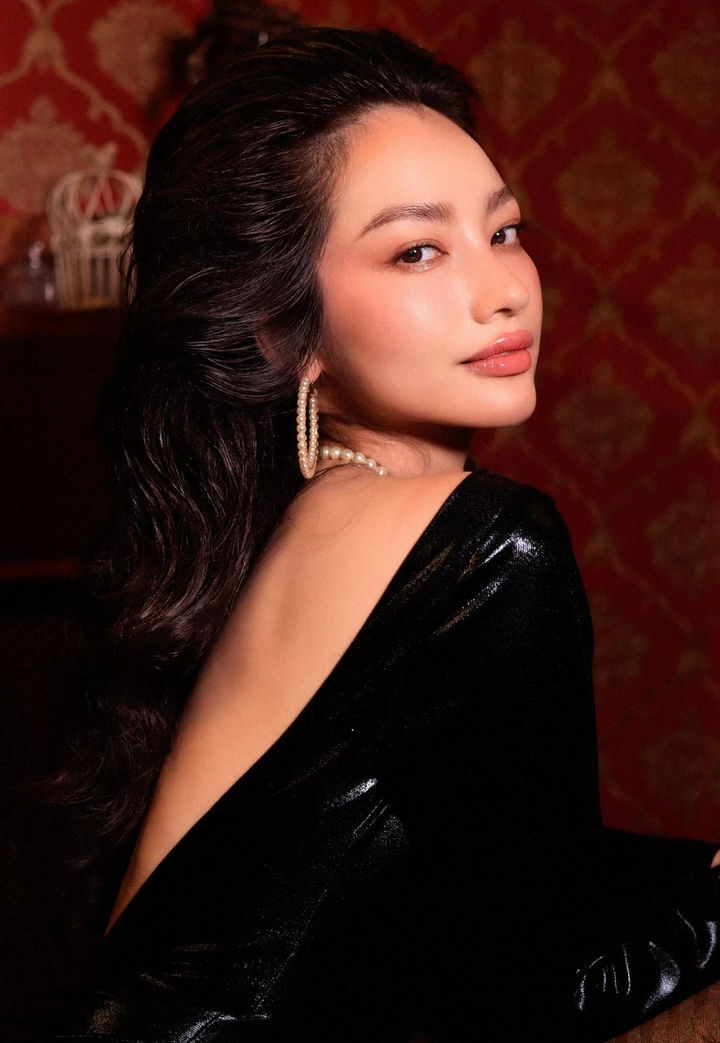 Sau đó, cô đại diện Việt Nam tham dự Miss Earth 2007 và giành giải “Hoa hậu Thời trang”.