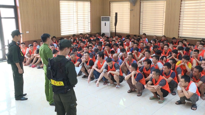 Những người liên quan đến vụ án (mặc áo màu cam). (Ảnh: Công an Thanh Hoá)