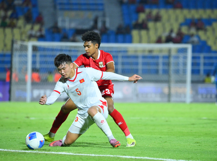 U17 Việt Nam chơi bóng bình tĩnh. (Ảnh: VFF)