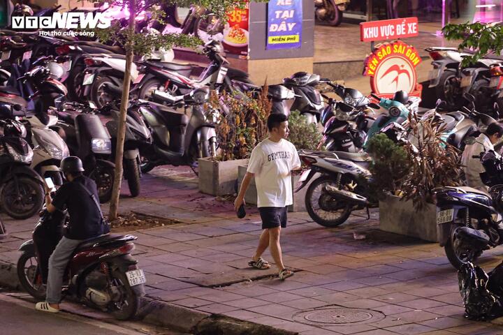 Nhiều tuyến vỉa hè Hà Nội vẫn bị hàng quán, bãi xe 'nuốt chửng' cả ngày lẫn đêm - 24