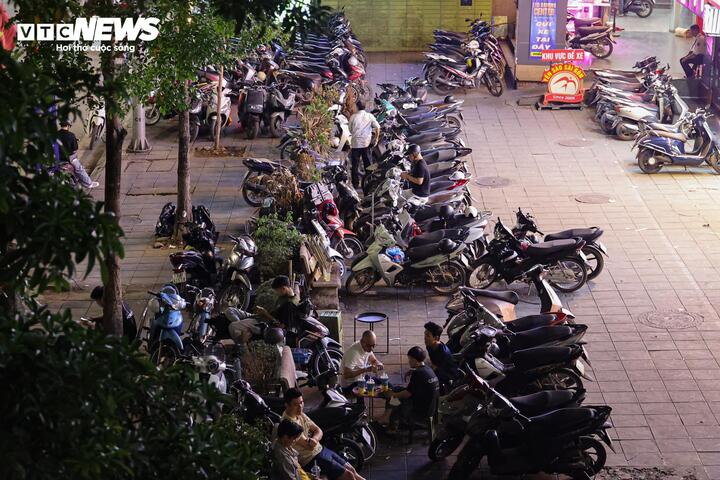 Nhiều tuyến vỉa hè Hà Nội vẫn bị hàng quán, bãi xe 'nuốt chửng' cả ngày lẫn đêm - 23