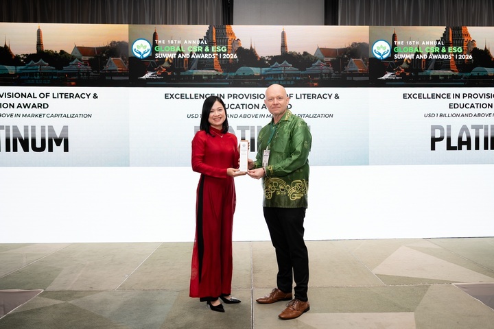 Đại diện Viettel nhận giải thưởng từ Ban tổ chức.