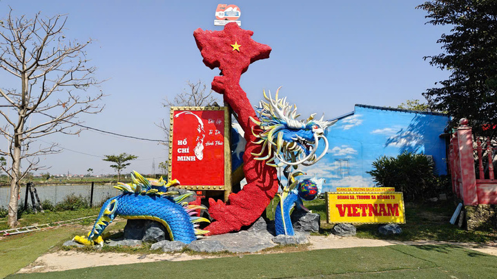 Tác phẩm "50 năm Ngày Giải phóng miền Nam, thống nhất đất nước" được trưng bày tại khu vườn Hạnh phúc của anh.