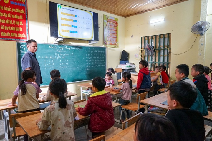 Thầy trò tại một trường vùng cao phía Bắc tiếp cận nguồn học liệu thuận tiện hơn khi có Internet.