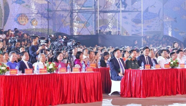 Các đại biểu dự Lễ khai mạc Festival Du lịch Cửa Lò năm 2026.