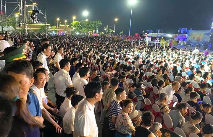 Hàng vạn người dân và du khách đến xem chương trình.