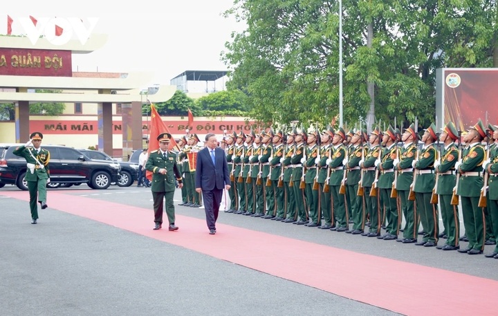 Tổng Bí thư, Chủ tịch nước duyệt đội Danh dự QĐND Việt Nam.