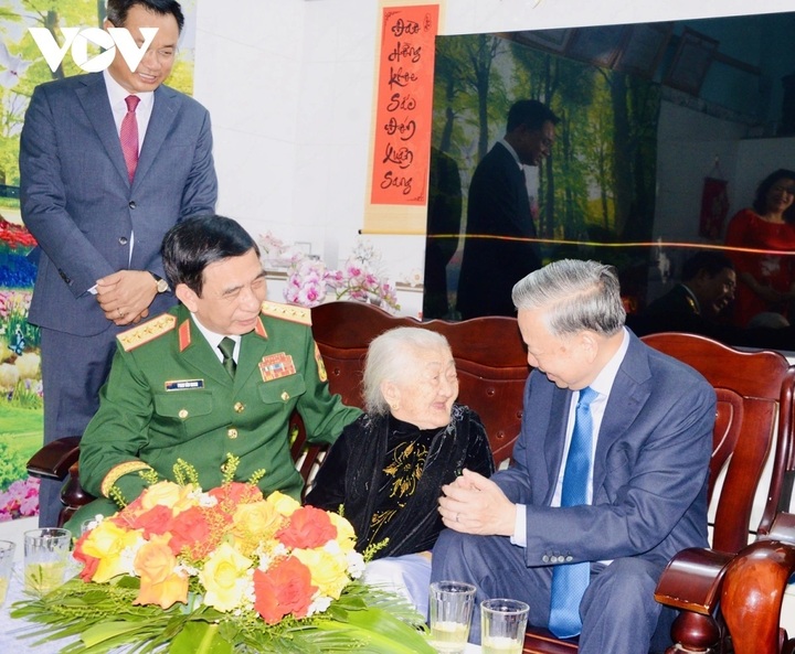 Tổng Bí thư, Chủ tịch nước Tô Lâm cùng Phó Thủ tướng, Bộ trưởng Bộ Quốc phòng Phan Văn Giang thăm hỏi người có công với Cách mạng, bà mẹ Việt Nam Anh hùng.