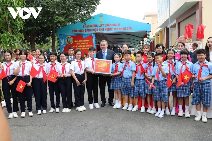 Tổng Bí thư, Chủ tịch nước tặng quà cho các em học sinh.