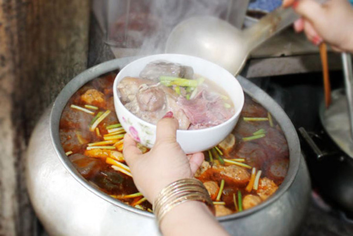 Đeo đồng hồ, trang sức khi chế biến thực phẩm kinh doanh có thể bị phạt tới 4 triệu (Ảnh minh họa)