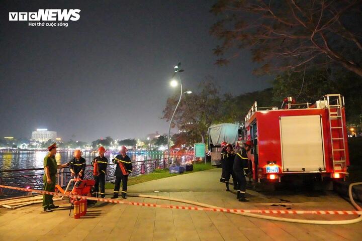 Ngay từ sớm, Công an tỉnh đã bố trí lực lượng bảo đảm an ninh trật tự, an toàn tuyệt đối cho Nhân dân tại điểm bắn pháo hoa; đồng thời tổ chức phân luồng, điều hành giao thông trên địa bàn.