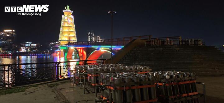 Tối 25/4, tại Công viên Văn Lang, phường Việt Trì, tỉnh Phú Thọ diễn ra chương trình nghệ thuật và màn trình diễn pháo hoa đặc sắc nhân dịp Giỗ Tổ Hùng Vương.