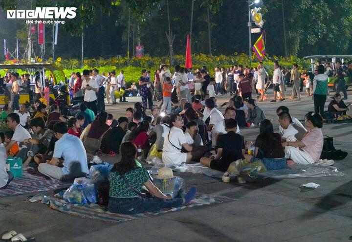 Trước thời điểm bắn pháo hoa, hầu hết các khoảng trống xung quanh hồ dài khoảng 2 km đều chật kín người. Nhiều gia đình, nhóm bạn trẻ lựa chọn các vị trí thuận lợi để có thể quan sát trọn vẹn màn pháo hoa rực rỡ trên bầu trời Đất Tổ.