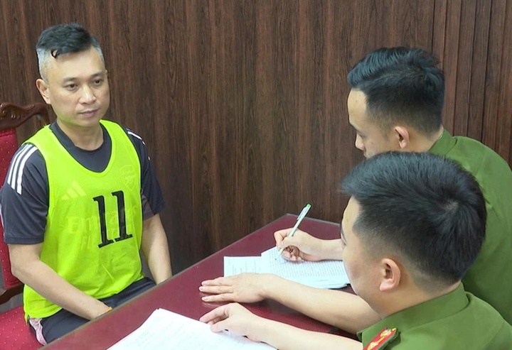 Cán bộ công an đang lấy lời khai của Đào Anh Dũng - kẻ cầm đầu đường dây tổ chức đánh bạc và đánh bạc tại "Trường gà quốc tế Viêng Xay". (Ảnh: Công an Thanh Hóa)