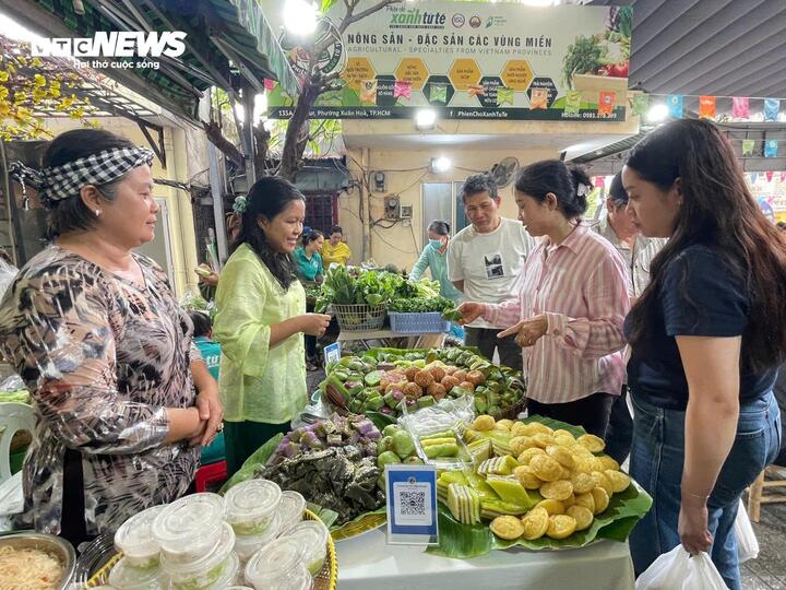 Nghỉ lễ, người dân TP.HCM đổ về Phiên chợ Xanh - Tử tế, săn nông sản sạch - 11