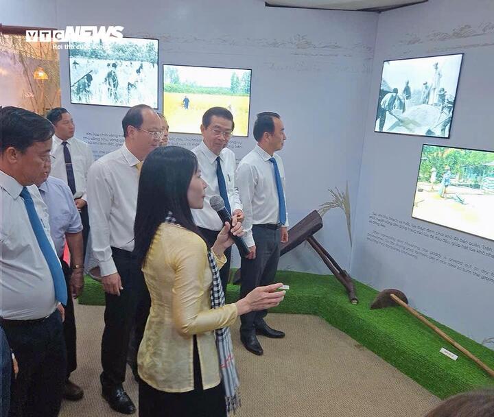 Không gian trưng bày bên trong Bảo tàng Lúa nước Cà Mau tái hiện sinh động đời sống nông nghiệp, kết hợp trải nghiệm và công nghệ hiện đại.