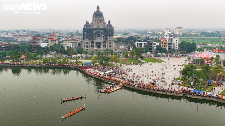 Sáng 25/4, hàng nghìn người dân và du khách đổ về hồ Công viên Văn Lang (phường Việt Trì, Phú Thọ) để theo dõi Giải bơi chải tỉnh Phú Thọ trong khuôn khổ Lễ hội Đền Hùng 2026.