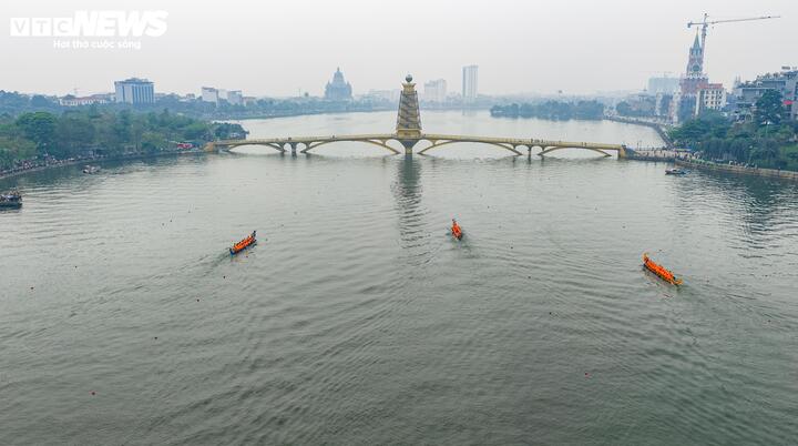 “Chúng tôi đã tập luyện gần một tháng nay để chuẩn bị cho giải. Thời tiết hôm nay rất ủng hộ nên anh em đều quyết tâm thi đấu hết mình, vì đây không chỉ là cuộc đua mà còn là niềm tự hào của địa phương”, một thành viên đội bơi chải xã Thọ Văn chia sẻ.