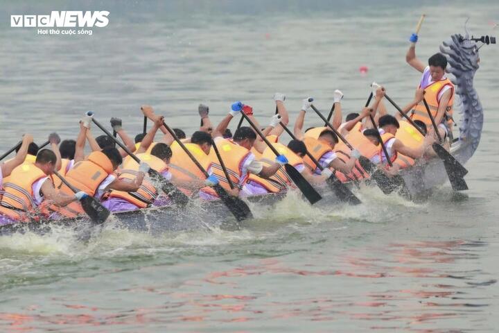 Tiếng trống thúc giục hòa cùng tiếng hò reo vang dội đã tiếp thêm động lực để các tay chèo thi đấu hết mình, cống hiến cho khán giả những đường đua hấp dẫn.