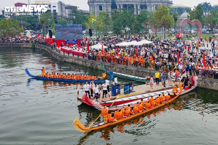 “Đây là năm đầu tiên tôi thấy giải bơi chải được tổ chức quy mô và bài bản như vậy trong dịp Lễ hội Đền Hùng. Không khí rất sôi động, các đội thi đấu quyết liệt. Tôi phải đi từ rất sớm mới chọn được chỗ thuận lợi để theo dõi. Những hoạt động như thế này không chỉ tạo thêm điểm nhấn cho lễ hội mà còn giúp thế hệ trẻ hiểu hơn về văn hóa truyền thống của địa phương”, ông Vũ Văn Hào (72 tuổi, người dân xã Đoan Hùng) chia sẻ.
