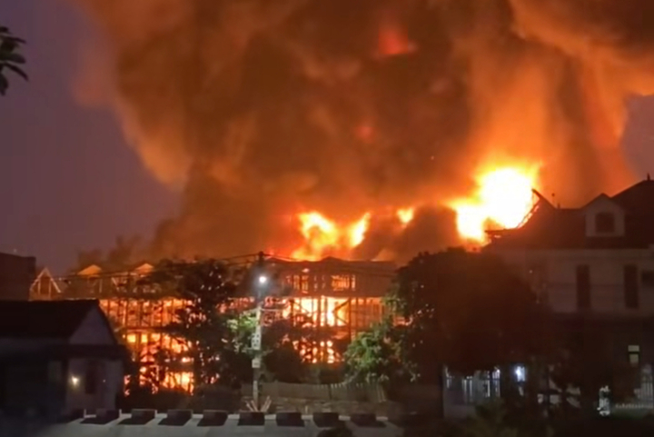 Ngọn lửa bùng lên dữ dội. (Ảnh: Facebook)