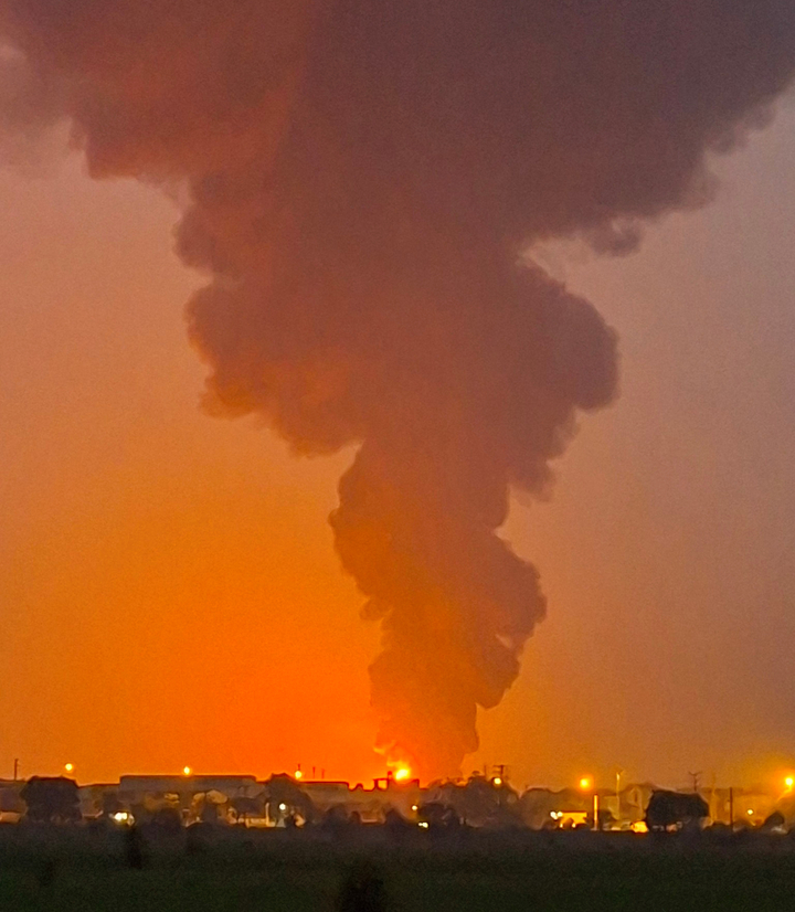 Cột khói đen bốc cao, từ xa cũng có thể quan sát được vụ hỏa hoạn. (Ảnh: Facebook)