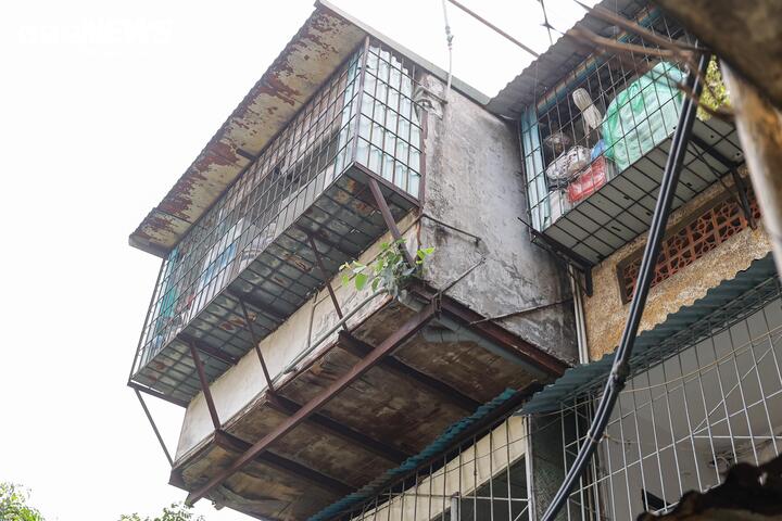 Cận cảnh khu tập thể dày đặc 'chuồng cọp' ở Hà Nội đang chờ cải tạo - 11