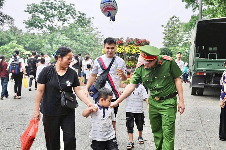 Nhiều trẻ nhỏ được gia đình đưa đi cùng.