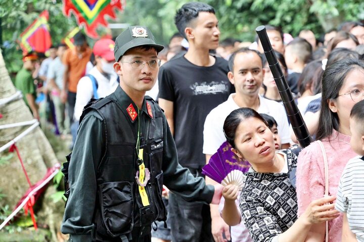 Cảnh sát hướng dẫn hướng dẫn, hỗ trợ người dân di chuyển an toàn.