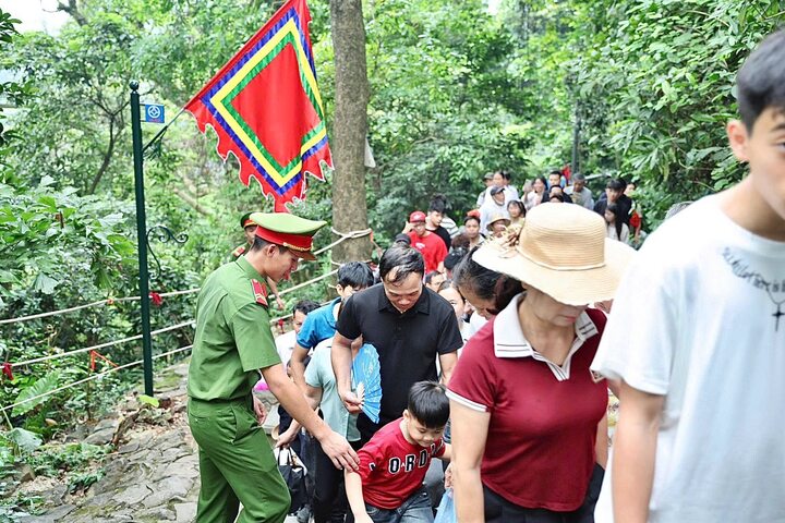Cán bộ, chiến sĩ tận tình giúp đỡ gia đình, dặn dò tránh bị lạc trẻ nhỏ.