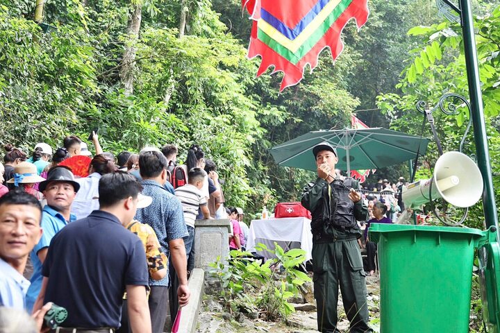 Các đơn vị nghiệp vụ Công an tỉnh Phú Thọ tăng cường lực lượng làm nhiệm vụ kiểm soát, phòng ngừa các hành vi vi phạm pháp luật, nhất là trộm cắp, móc túi, lừa đảo, chèo kéo khách du lịch…