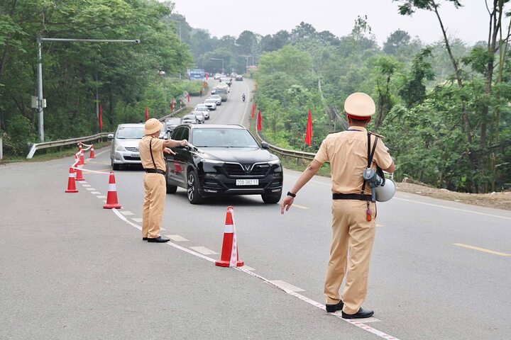 Lực lượng Cảnh sát giao thông chủ động triển khai phân luồng từ xa, điều tiết giao thông, hướng dẫn Nhân dân và du khách tham gia lễ hội an toàn, thuận tiện.