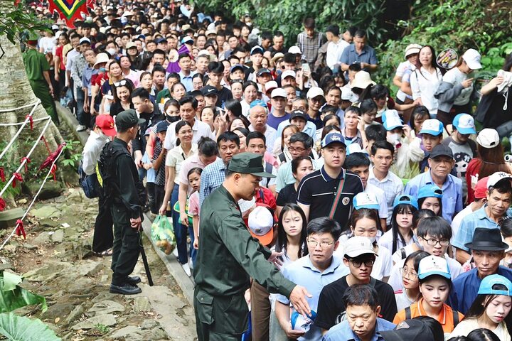 Công an tỉnh Phú Thọ bố trí cán bộ, chiến sĩ đứng dọc theo các tuyến đường dẫn lên các khu vực đền để tuyên truyền, hướng dẫn người dân, du khách không chen lấn, xô đẩy đồng thời tận tình giúp đỡ người già, trẻ nhỏ.