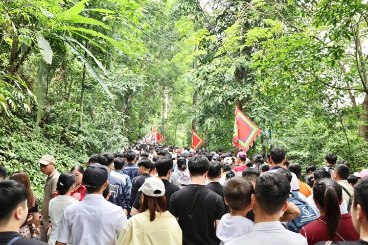 Sáng 25/4 (tức mùng 9/3 âm lịch), hàng vạn người đổ về về Đền Hùng. Từ sáng sớm, lối lên các đền, chùa trong khu di tích đã có rất đông người dân và du khách.