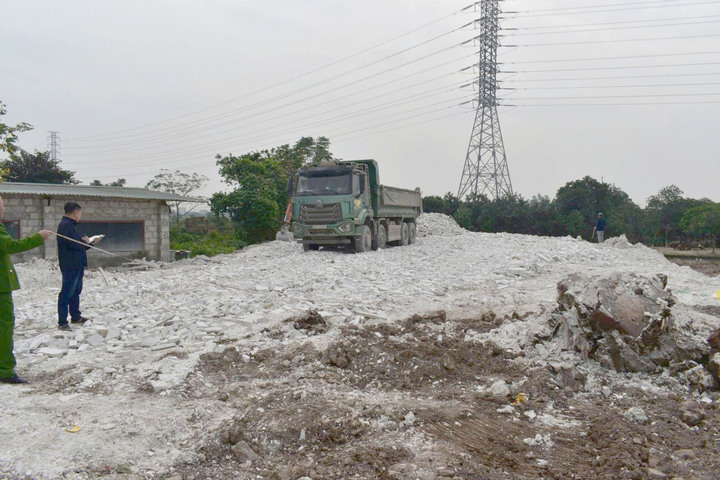 Hiện trường vụ đổ, chôn, lấp chất thải trái phép tại Tổ dân phố Kim Huy, phường Mỹ Hào, tỉnh Hưng Yên.