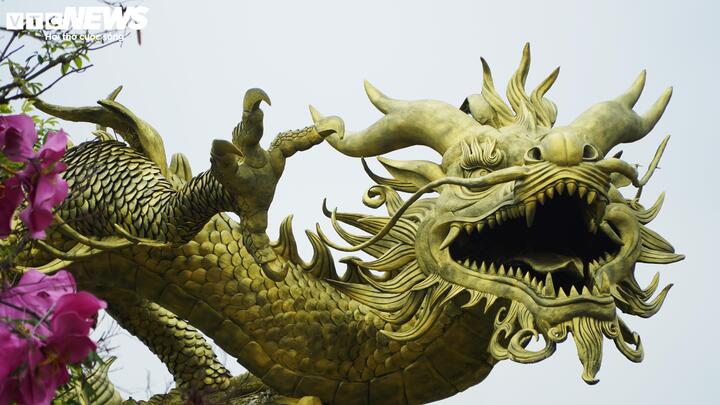 Từng đường nét trên mặt rồng được Quân chăm chút tỉ mỉ.